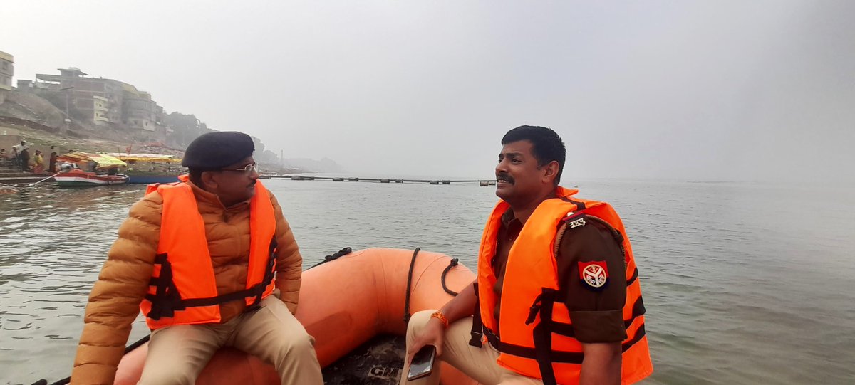 mirzapurpolice's tweet photo. "प्रयागराज महाकुम्भ-2025" को सकुशल सम्पन्न कराने के दृष्टिगत #SSP_Mirzapur #सोमेन_बर्मा के निर्देशन में #Addl_SP_Op. द्वारा माँ विन्ध्यवासिनी धाम में मकर संक्रांति पर्व पर आये श्रद्धालुओ की सुरक्षा/यातायात व्यवस्था के मद्देनजर भ्रमण कर सम्बन्धित को दिया गया आवश्यक दिशा-निर्देश। https://t.co/y7UL9u4zcv