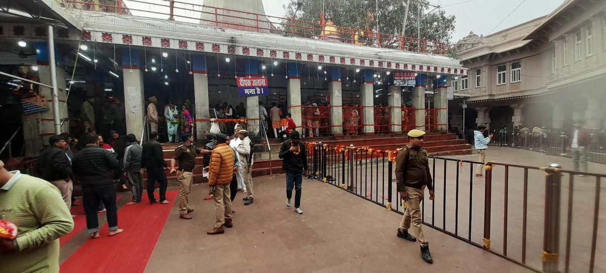mirzapurpolice's tweet photo. "प्रयागराज महाकुम्भ-2025" को सकुशल सम्पन्न कराने के दृष्टिगत #SSP_Mirzapur #सोमेन_बर्मा के निर्देशन में #Addl_SP_Op. द्वारा माँ विन्ध्यवासिनी धाम में मकर संक्रांति पर्व पर आये श्रद्धालुओ की सुरक्षा/यातायात व्यवस्था के मद्देनजर भ्रमण कर सम्बन्धित को दिया गया आवश्यक दिशा-निर्देश। https://t.co/y7UL9u4zcv