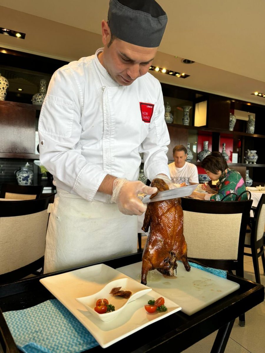 SultanAngger's tweet image. London Minjiang Chinese Restaurant on the top floor of Royal Garden Hotel in London, where the Beijing roast duck is very authentic🥰✌️