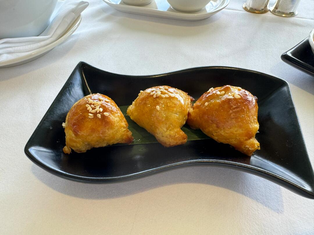 SultanAngger's tweet image. London Minjiang Chinese Restaurant on the top floor of Royal Garden Hotel in London, where the Beijing roast duck is very authentic🥰✌️