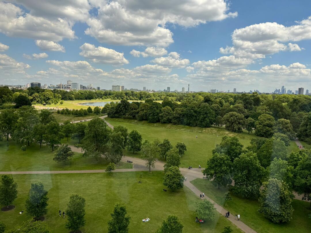 SultanAngger's tweet image. London Minjiang Chinese Restaurant on the top floor of Royal Garden Hotel in London, where the Beijing roast duck is very authentic🥰✌️