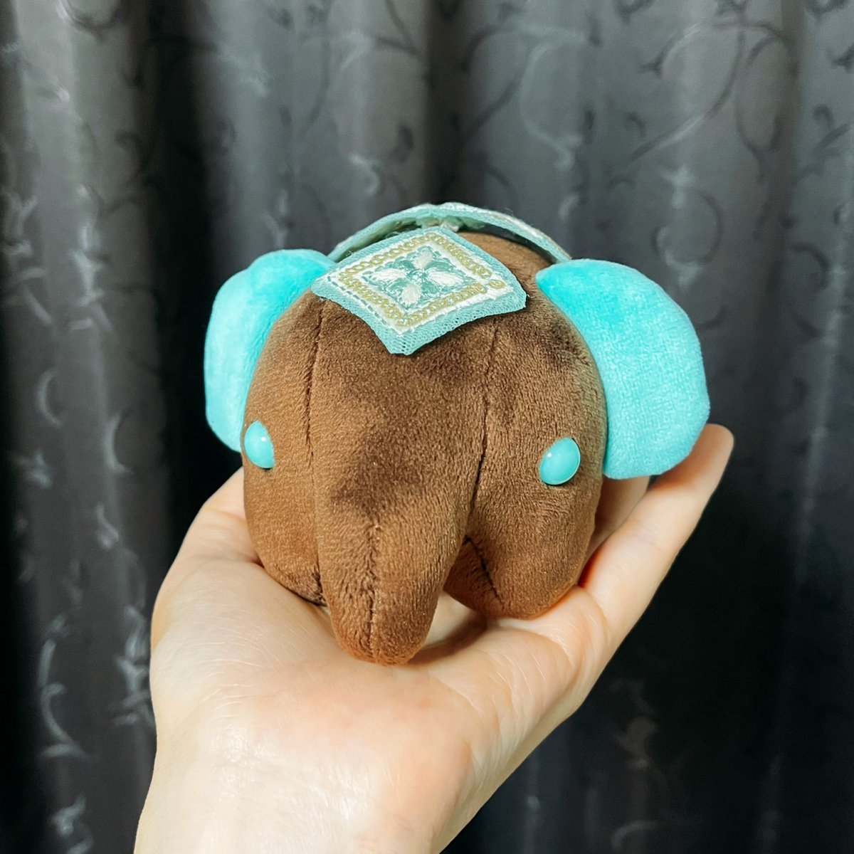 maroon_pearl's tweet photo. インド刺繍リボンでスーさんに服(？)を作った🐘

もぐもぐスースー！
#ドムドム  #ドムドムハンバーガー https://t.co/udLjhK6FOk