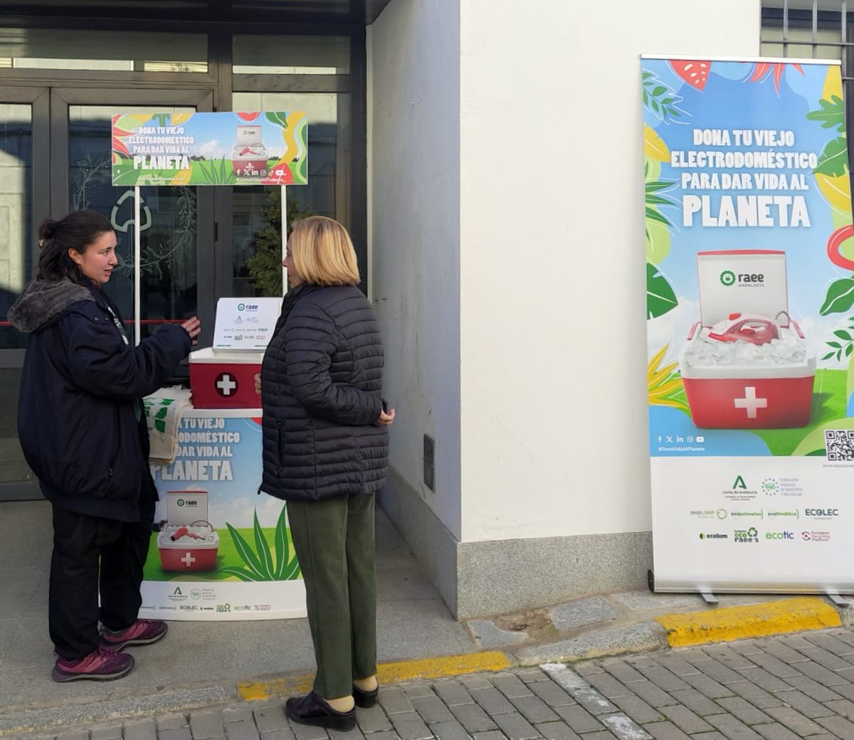 RAEEAndalucia's tweet photo. 🤔¿Sabes que podemos llegar a reutilizar hasta el 90% de las piezas de los #RAEE?
💪Nuestros informadores siguen recorriendo kilómetros. Os dejamos nuestras visitas #Villanueva del Duque, #Villaralto y #Alcaracejos.
📲https://t.co/ZDpTyn6gK5 https://t.co/n3IHsUE0e8