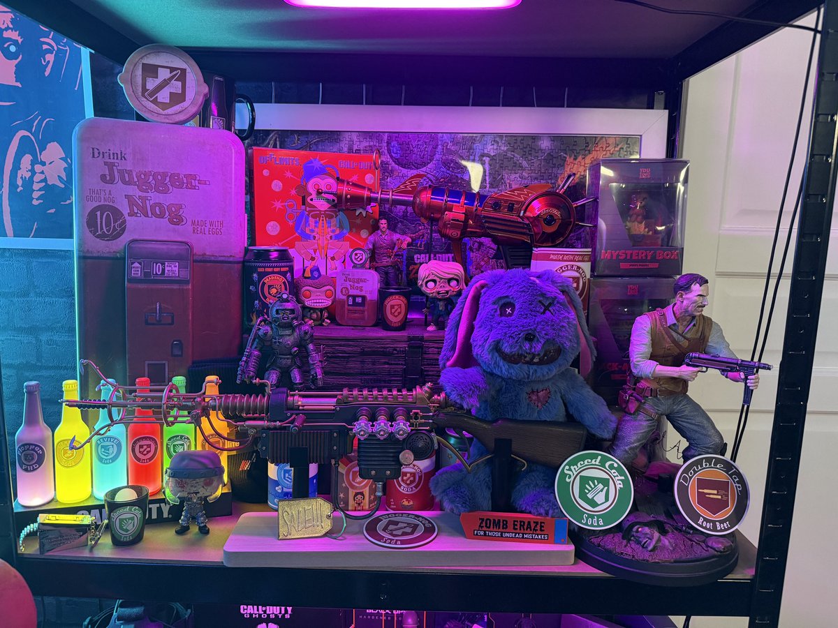 MrFlapix57_YT's tweet photo. @Treyarch My little Call of Duty collection 😎🧟‍♂️ #115Day https://t.co/WIFzscJHRc