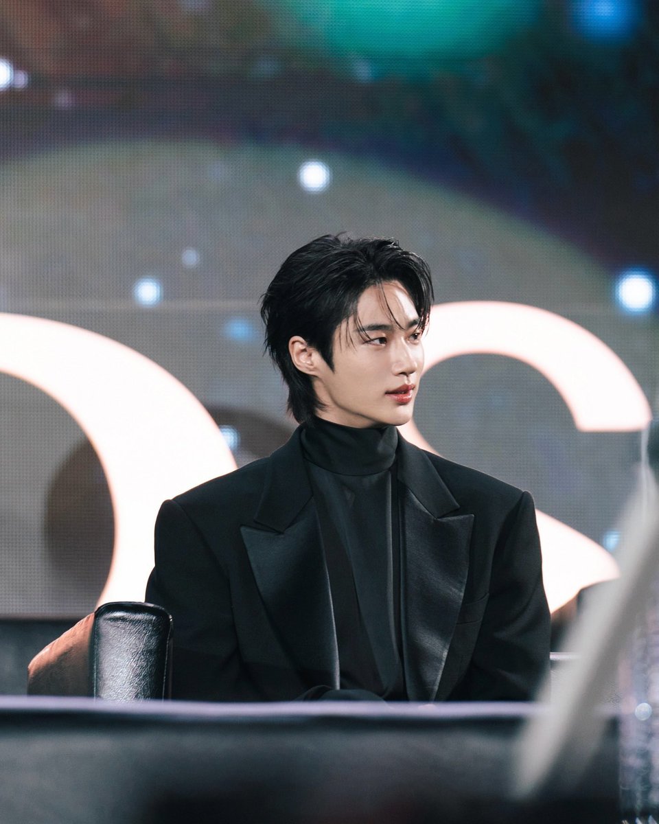 omownm2's tweet image. 시상식 변우석 너무좋아서 매달 무슨무슨 이런저런 상 핑계로 시상식 열어줫음 좋겠음....