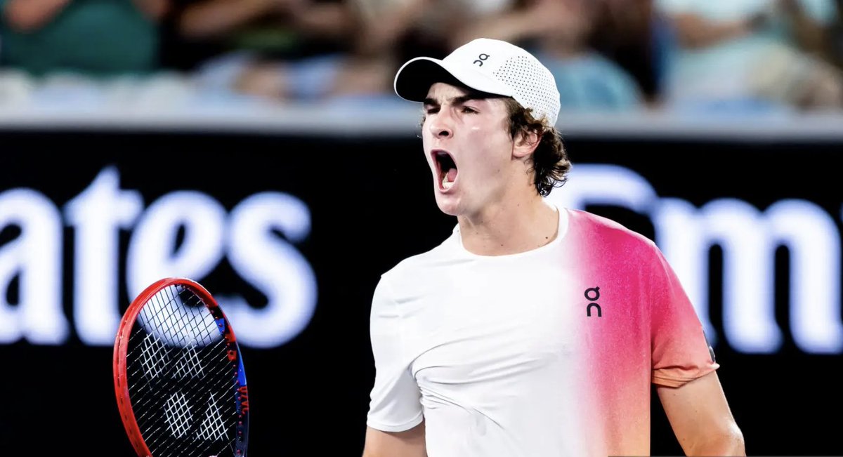 joaopbarretto's tweet photo. João Fonseca 🇧🇷 #118 vence Andrey Rublev 🇷🇺 #9 por 3-0 na sua estreia em Grand Slam.

agora são 22 sets consecutivos sem perder

um garoto brasileiro de 18 anos dominou o #9 do mundo

nível de tênis assustador, de top mundial mesmo

estamos vivendo a história, amigos. https://t.co/IptX4tvdv9
