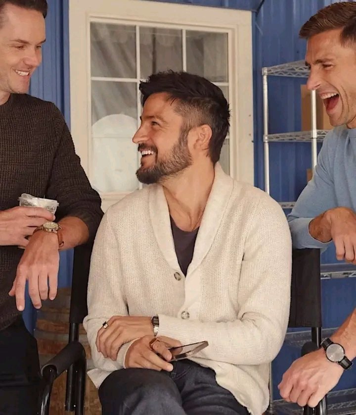 I love y'all for supporting my Career 
  Let me know where you are supporting me from 💗 
   I miss going out with friends 😞, it's  hard to see a trust worthy friends lately.
   
   Send me a message with your location if you are free to hangout with me this new year  ♥️💝