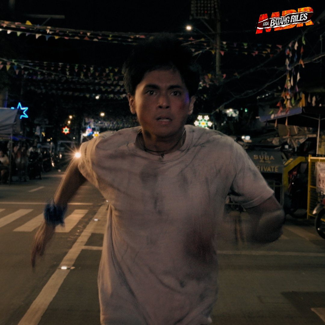 GMADrama's tweet photo. WOAH! Tinawid pa ni Kidlat ang riles kahit parating na ang tren! 😨 

#MBRTiklo #MgaBatangRiles https://t.co/Irb4l5JV8v