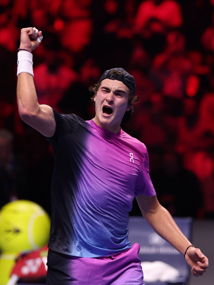 ESTREIA FENOMENAL! 🎾🤩

Em seu primeiro desafio em um Grand Slam, João Fonseca fez uma partida memorável e venceu o russo Andrey Rublev, atual número 9 do mundo, pelo placar de 3 sets a 0, com parciais de 7/6, 6/3 e 7/6, avançando para a próxima fase do Australian Open.

O