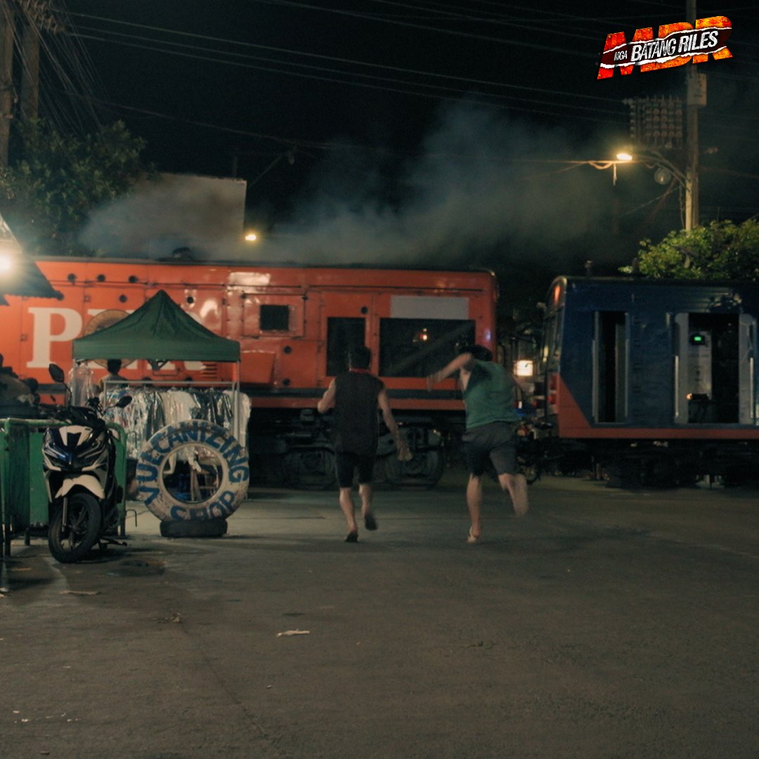 WOAH! Tinawid pa ni Kidlat ang riles kahit parating na ang tren! 😨 

#MBRTiklo #MgaBatangRiles