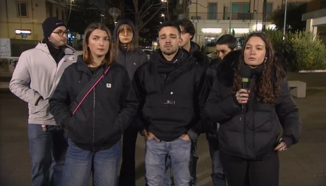 Alexxxandra19's tweet photo. Ieri sera un paternalistico Giletti,irrispettoso dei suoi interlocutori, trattati come ragazzini a cui fare la predica filogovernativa e non come giovani attivisti politici. Utile solo a ricordarmi perché non accendo questa tv “servizio pubblico”. #lostatodellecose https://t.co/9f233jCeXp