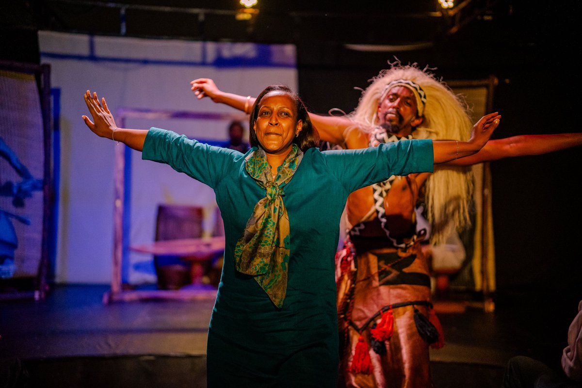 S.A.K.W.E S.A.K.W.E !

Bamwite Umukuru
Mwite U.M.U.B.Y.E.Y.I 
Asetse yizihiwe
Yizihiye I.J.U.R.U ry' i Rwanda!
Urya mugoroba twizihiwe U.M.U.R.A.G.E !

#intore i #Rwanda 
#mpamirizaubuzima 
#mpamirizaurukundo 
#mpamirizaumurage