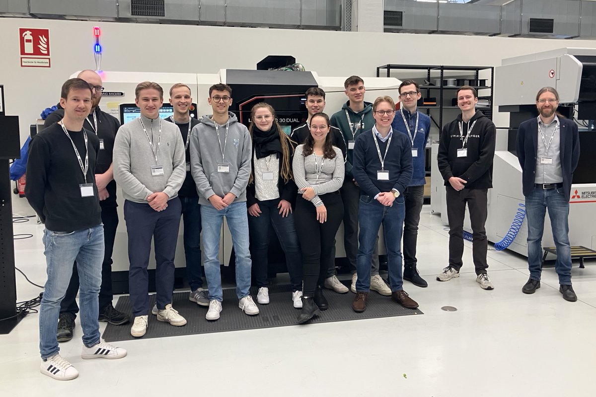 THochschuleOWL's tweet image. Studierende der Produktionstechnik „drucken“ Bauteile aus Stahl:
Im Bachelormodul  #Additive #Fertigung stand für die Studierenden der Studiengänge  #Innovative #Produktionssysteme und #Digitalisierungsingenieurwesen mit  einer Exkursion zu DMG MORI eines der Semesterhighlights