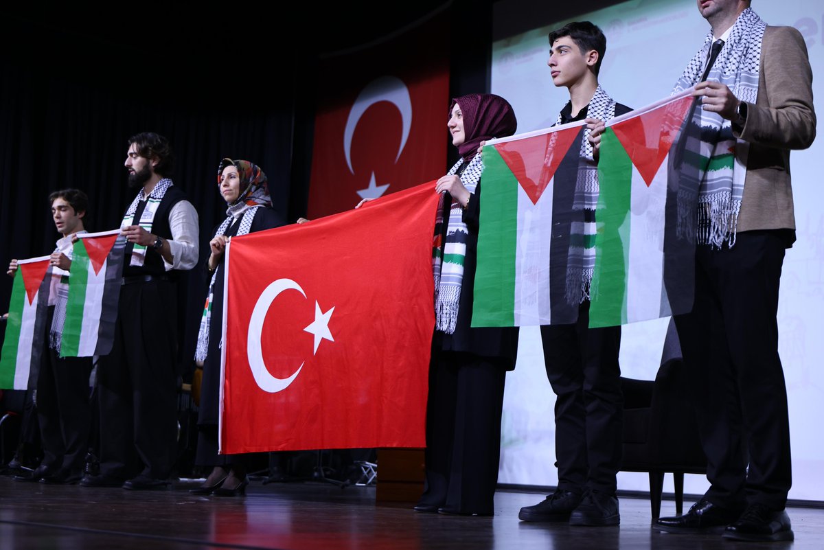 SakaryaValiligi's tweet photo. Sakarya Valisi Sayın Rahmi DOĞAN, İl Milli Eğitim Müdürlüğü’nün düzenlediği "Direnişten Dirilişe" şiir dinletisi ve Güzel Sanatlar Lisesi öğrencilerinin Filistin’deki zulmü anlatan resim sergisine katıldı.

Vali DOĞAN, sergideki eserleri tek tek inceleyerek öğrencilerin Filistin'de yaşanan insanlık dramını etkileyici bir şekilde yansıttığını ifade etti. Programda okunan şiirlerle de Filistin’deki zulüm, dinleyicilerin kalplerinde bir kez daha derinden hissedildi.

Valimiz Sayın Rahmi DOĞAN, Filistin halkının yaşadığı acılara dikkat çeken bu tür etkinliklerin genç nesillerin duyarlılıklarını artırdığını ve adalet, özgürlük gibi evrensel değerlere sahip çıkmalarını sağladığını belirtti. Program sonunda emeği geçen öğretmen ve öğrencilere teşekkür ederek bu anlamlı çalışmanın devamını diledi.

@dogan_rahmi