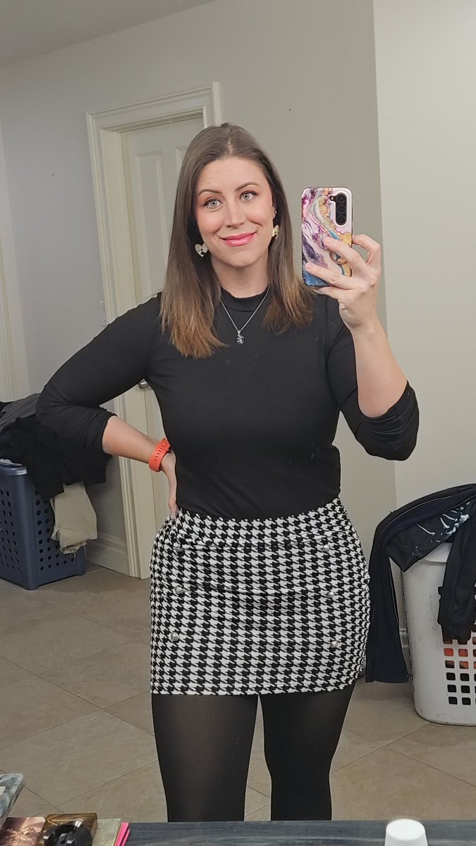 Samanthanolimit's tweet image. It's my 40th birthday and I'm in the middle of a nasty divorce, heavier than i should be, dealing with bad back pain,  and pretty much broke but here I  #naturalweightloss #thisis40 #happybirthday #strongwomen #sexy #riseandgrind #gymlife #gymgirl