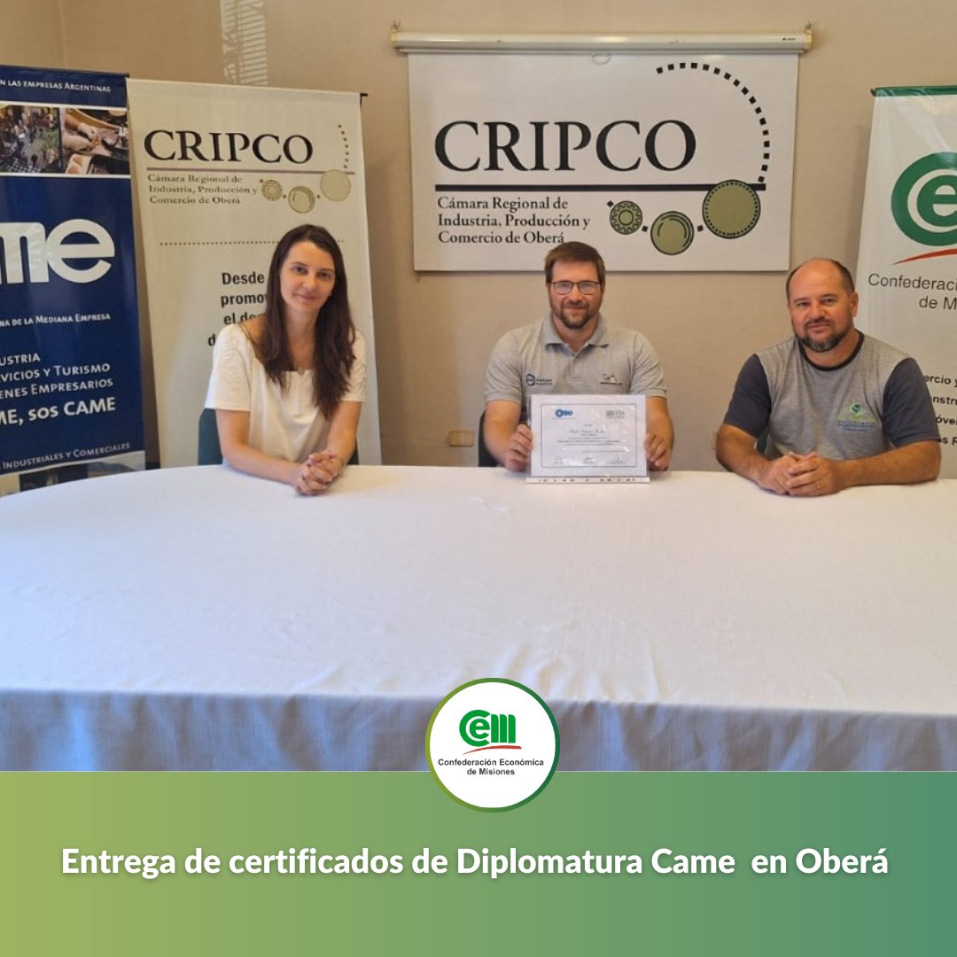 CEMISIONES's tweet photo. ✅️ Avanza la formación en #Misiones a través de las Diplomaturas de la @CAMEEscuela

📍 En Oberá, Daniel Friedrich y Laura Horrisberger -presidente y tesorera de la @OberaCRIPCO- celebran el fortalecimiento y capacitación de empresarios pymes y emprendedores locales. https://t.co/S8adWNXR27