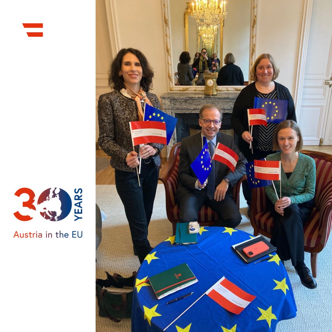 AustriainFR's tweet image. #behindthescenes 👀
🇦🇹🇪🇺 L‘Autriche, membre de l‘Union européenne depuis 30 ans, comme la Finlande 🇫🇮 et la Suède 🇸🇪. Place à une séance #brainstorming 💡 à l’Ambassade avec de belles idées à la clé pour célébrer cet 🎂 avec différents projets en 2025!