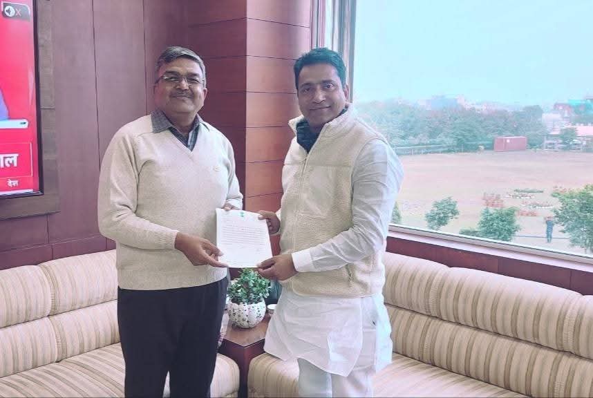RahulKaswanMP's tweet photo. जयपुर में उत्तर पश्चिम रेलवे के महाप्रबंधक श्री अमिताभ जी से मुलाकात कर चूरू संसदीय क्षेत्र के रेलवे सम्बन्धि विषयों पर चर्चा की।

मैंने महाप्रबंधक महोदय को बताया कि चूरू-सादुलपुर रेलवे खण्ड के ट्रैक डबलीकरण का कार्य हो रहा है। इस दौरान ढ़ाणी लक्ष्मणसिंह के पास राष्ट्रीय राजमार्ग-52 और नया बनने वाला रेलवे ट्रैक बिल्कुल पास-पास आ रहे हैं, जिसके चलते इस क्षेत्र में दुर्घटनाओं से बचाव हेतु पहले से ही सुरक्षात्मक कदम उठाये जाने अति आवश्यक हैं। 

साथ ही महाप्रबंधक महोदय को एक नवीन रेलमार्ग सरदारशहर से सिरसा वाया नोहर से बनाने का सुझाव भी दिया है। यह रेलमार्ग यात्रियों के साथ-साथ मालभाड़े की दृष्टि से भी अत्यंत उपयोगी साबित होगा। राजस्थान के साथ-साथ यह मार्ग पंजाब और गुजरात के बीच कनेक्टिविटी को ओर भी बेहतर करेगा एवं समय व धन की भी भारी बचत होगी।

भारत सरकार द्वारा चूरू संसदीय क्षेत्र में 26 रेलवे अंडर ब्रिज की स्वीकृति प्रदान की गई थी; लेकिन उनका निर्माण कार्य अभी तक शुरू नहीं हो पाया है। अत: मैंने क्षेत्रवासियों की लगातार मांग को देखते हुए महाप्रबंधक महोदय से सभी जरूरी प्रक्रियाओं को पूर्ण कर इन सभी आरयूबी का निर्माण कार्य शुरू करवाने के लिए कहा।

इसके अलावा हिसार-पुणे ट्रेन को नियमित करने के लिए भी कहा है। यह ट्रेन कुछ ट्रिप के लिए चलाई गई; इस दौरान ट्रेन को बहुत अच्छा यात्री भार मिला। चूरू संसदीय क्षेत्र सहित हनुमानगढ़, श्रीगंगानगर व हरियाणा राज्य के अनेकों नागरिक रोजगार व व्यापार के सिलसिले में पुणे व आसपास के क्षेत्र में आवागमन करते हैं, जिसके चलते इस ट्रेन को नियमित करना बहुत जरूरी है। इस ट्रेन का नियमित रूप से संचालन आमजन और रेलवे दोनों के लिए लाभप्रद साबित होगा।

@AshwiniVaishnaw @RailMinIndia