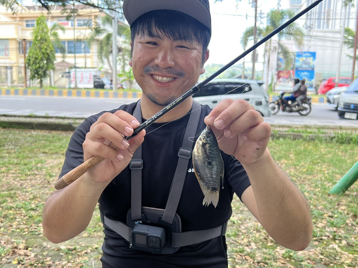 tarzanfishing's tweet photo. 飛行機の乗り継ぎ時間を利用して、街中のドブ川で小物釣り。
いつ何時釣りするチャンスに巡り会えるか分からない旅ではバックの中に延べ竿を忍ばせておきたい。
#グラミー
#MX_1
#モンスターキス https://t.co/t6OMy2Od0G