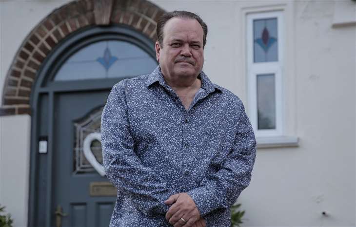 Kent_Online's tweet photo. Barry from EastEnders: "I was shoved down the stairs of my Kent home by a ghost" https://t.co/FGUEH0yvEt