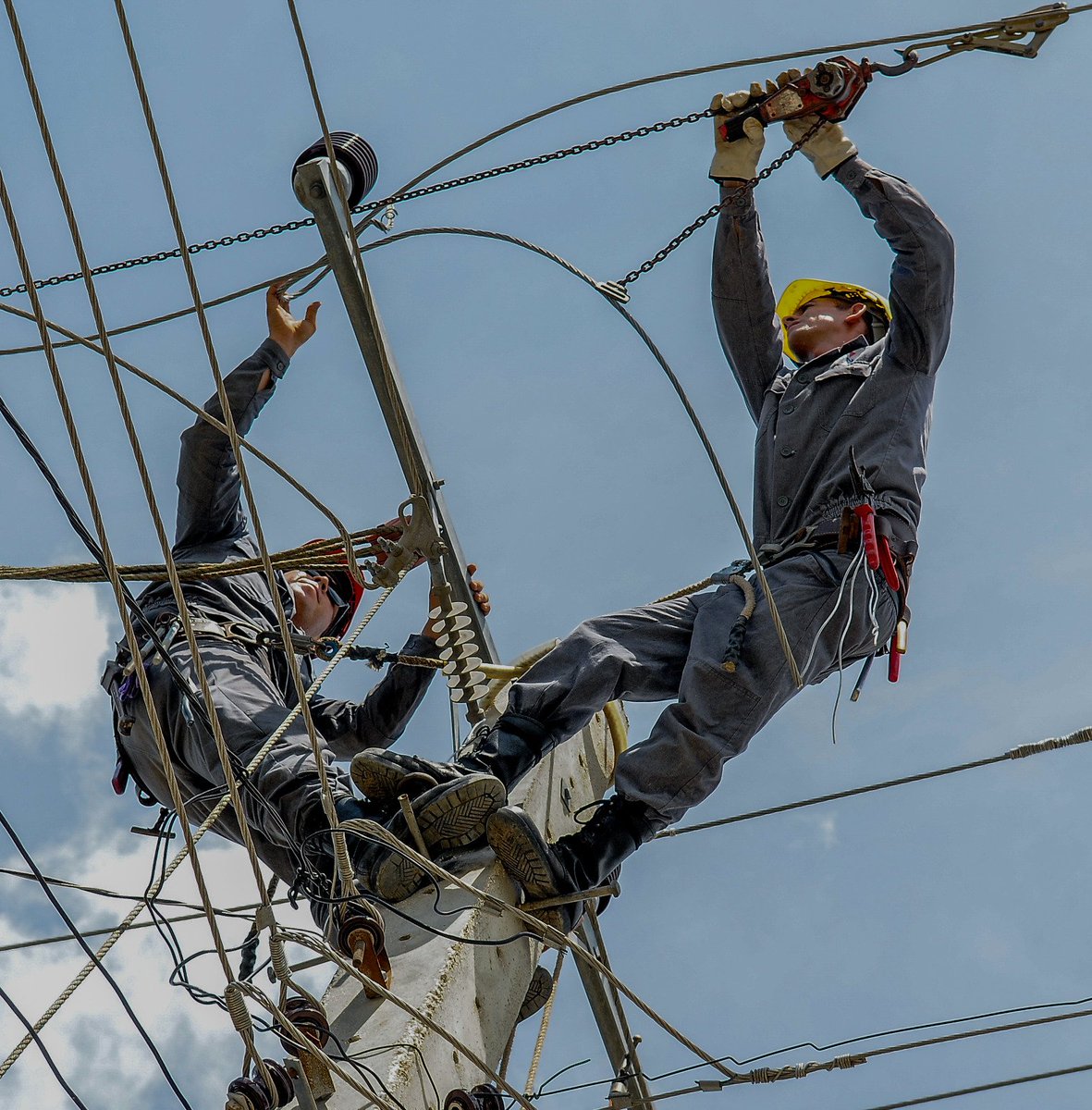 Envío un fuerte abrazo y el más sincero reconocimiento en su día a los trabajadores del sector eléctrico, héroes anónimos, cuya labor es de vital importancia para enfrentar la compleja situación del SEN en nuestro país y acometer su recuperación.

#UnidosXCuba