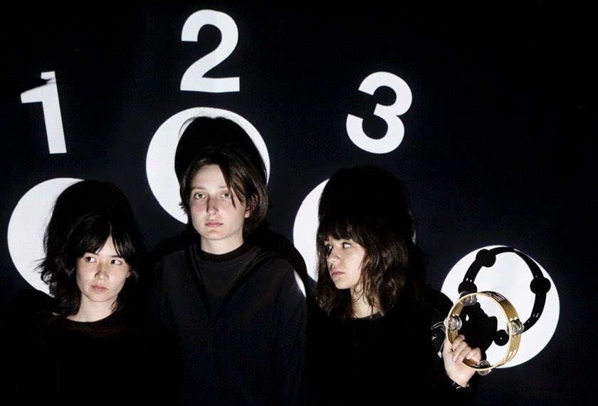 🏆CANCIÓN DESTACADA🏆

Horsegirl tiran de un indie-rock retro y contagioso en la estupenda "Switch Over". indienauta.com/horsegirl-tira…