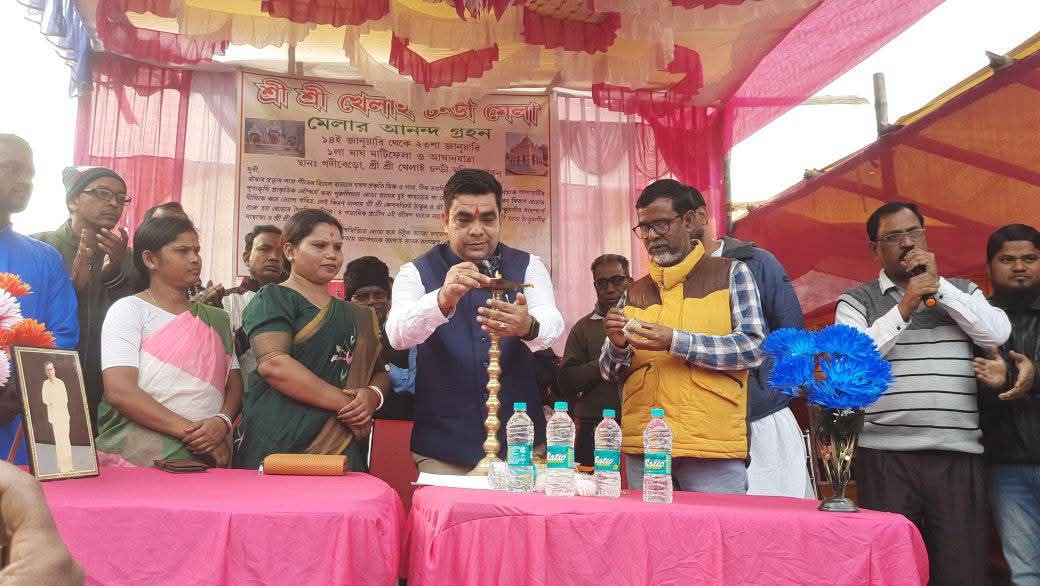 soumen_aitc's tweet photo. আজ মকর সংক্রান্তির পুণ্যলগ্নে পুরুলিয়ার 'বেড়ো খেলাই চন্ডী মেলা'-র শুভ উদ্বোধনের কিছু স্বতঃস্ফূর্ত মুহূর্ত।
.
.
.
#MaaChandi #ChandiMela #Inauguration #Purulia #AITCSoumenBeltharia https://t.co/r3a79LLoSS
