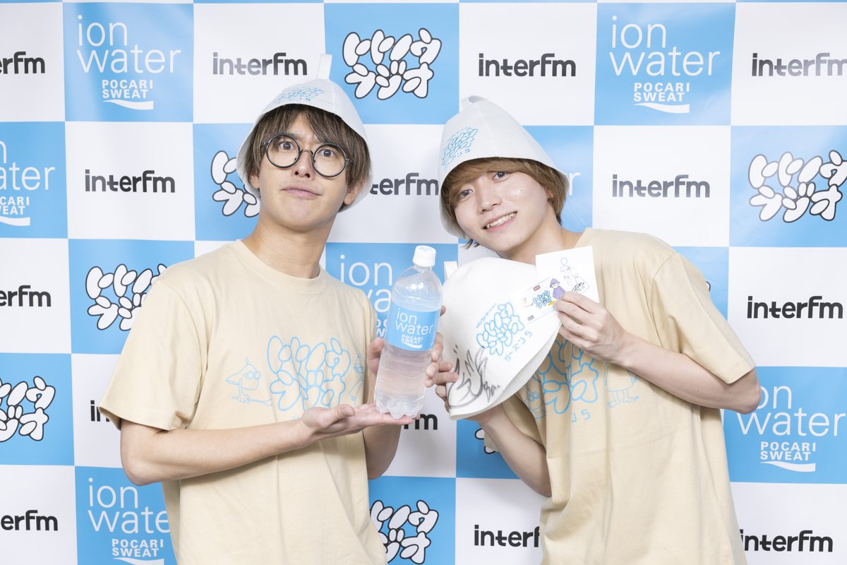 totonouradio's tweet photo. 🎁#イオンウォーター presents #トトノウラジオ ♨️から #トトラジ リスナーの皆様へ📻
#ハンブレッダーズ (@Humbreaders)のでらし(@lingnai03)さんのサイン入り番組 サウナハット&ステッカー、イオンウォーター900ml12本を3名様、イオンウォーター900ml12本を5名様にプレゼント🎁
応募は @totonouradio をフォロー＆本投稿をリポストするだけ！お待ちしています🧖
#interfm #田邊駿一 #ブルエン #BLUE_ENCOUNT #サウナ