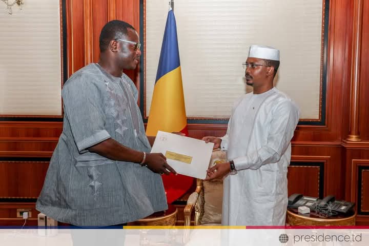 ActualiteBf's tweet image. Coopération Burkina-Tchad : le Président Tchadien a reçu le Ministre Porte-Parole du Gouvernement burkinabè actualite.bf/cooperation-bu… via @ActualiteBf #lwili #Burkina #BurkinaFaso #Tchad