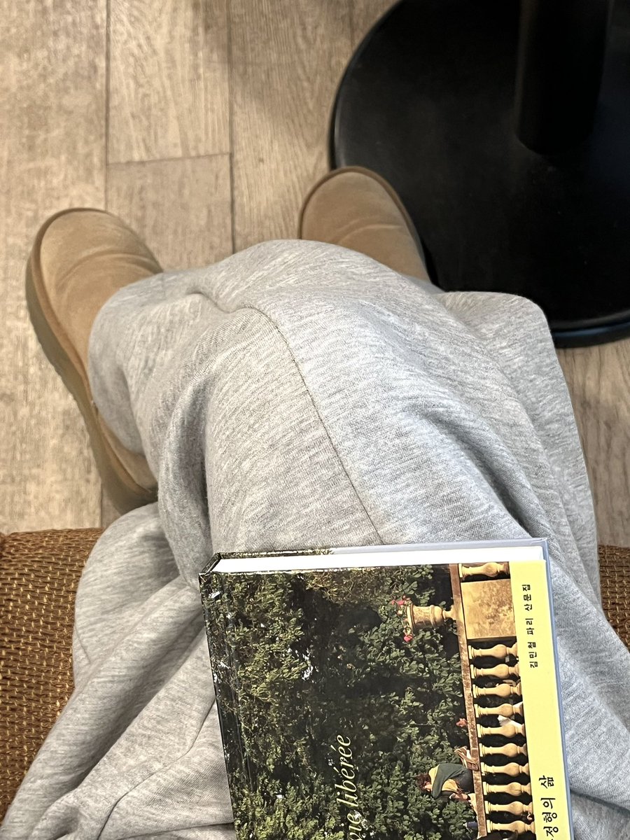 aeongdesu's tweet image. info. 책 추천

김민철 산문집_ 무정형의 삶

일단 표지가 너무 예뻐서 그 매력에 매료되어 구매한 올해 첫 산문집인데요 기대 이상으로 너무 재미있고 파리의 미에 빠저드는 그런 산문집이에요.

퇴사 후 두달간 파리에서 살면서 기록한 산문집으로 파리에 살때만 느낄 수 있는 것을 담은 책입니다