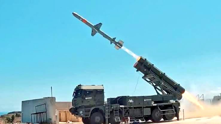 Defence_IDA's tweet image. The Turkish Kara ATMACA missile successfully hit a target at 400 km. It is powered by the locally developed KTJ-3700 turbojet engine.