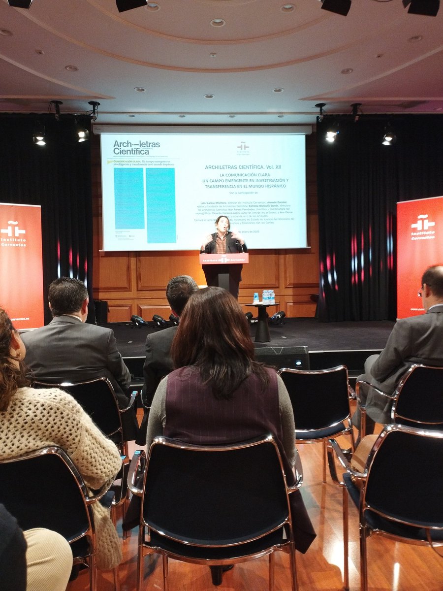 Ana Elorza argumenta la importancia de la #comunicaciónclara para la interacción entre la comunidad política y la cientifica.