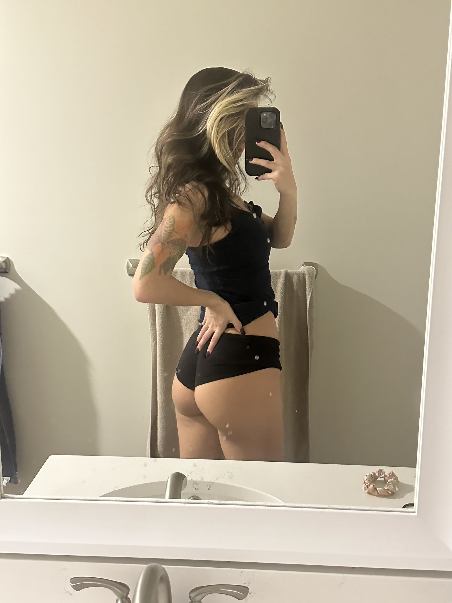 2 pic. Wild morning hair https://t.co/ysa9M11X8b