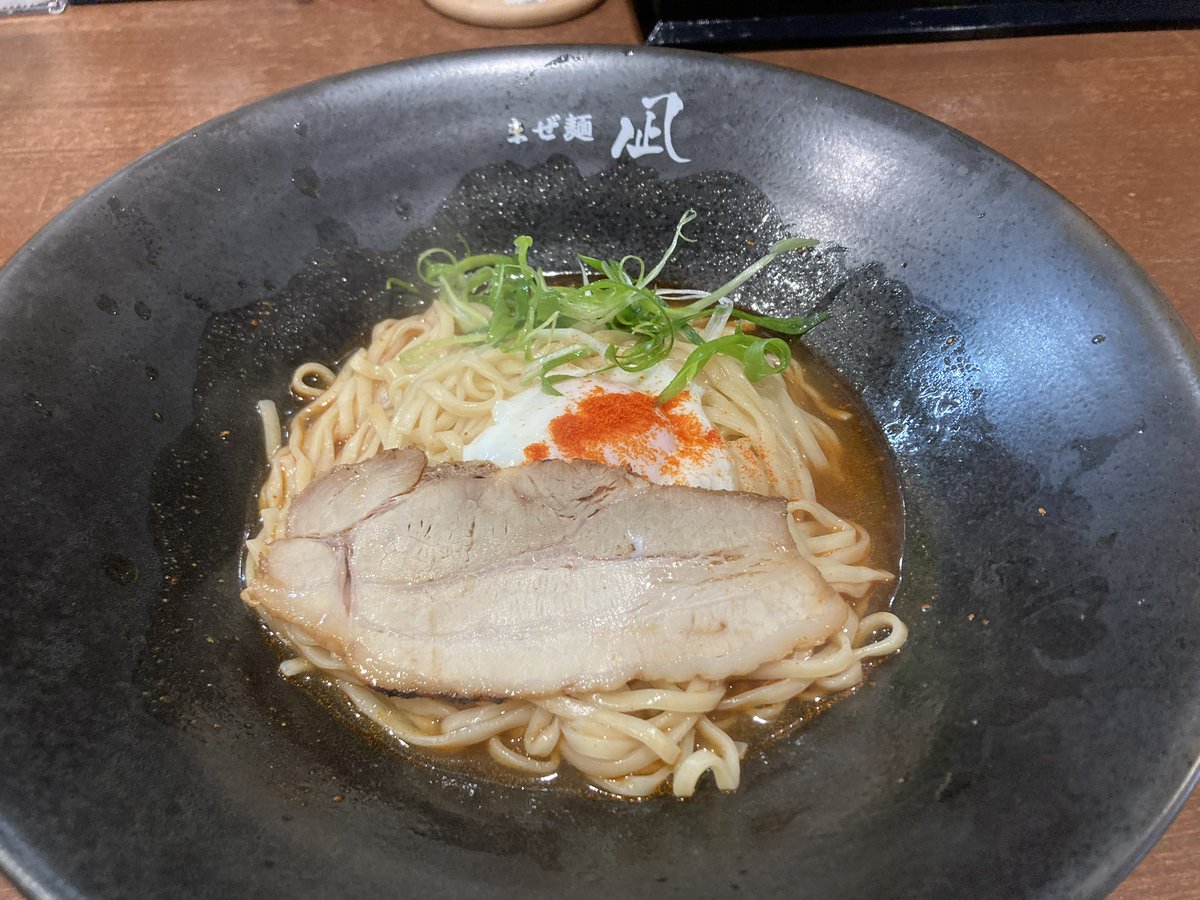 279500's tweet photo. 最近できたのかな？
ビラ配りに誘われて表町商店街少し外れにある混ぜ麺凪さんへ。
味も美味いし神エプロンだったりシメのおじやだったり電子決済の表記だったりちょっとしたところがちょうど良い便利なお店って印象でした。
あとおじやについてくる漬物が最高に好印象。
また行きます！ https://t.co/uxSeDHxthC