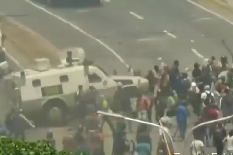 Algunos de nosotros vimos esto hace años por televisión. Una tanqueta militar venezolana atropellando manifestantes. 
Probablemente, los machitos de teclado que se quejan de que los venezolanos no pelean, en ese momento estaban viendo Gokú mientras tomaban el nesquik.