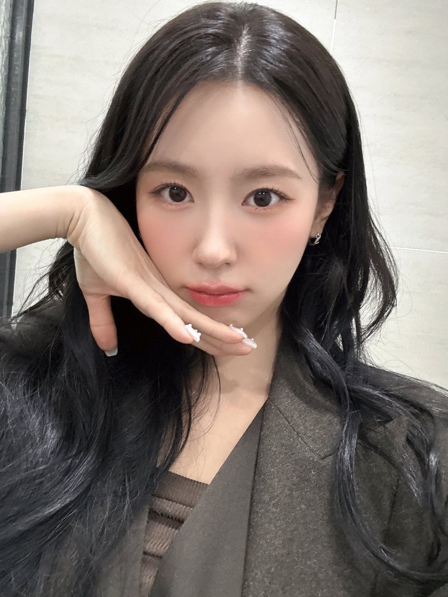 official_i_dle's tweet photo. [📸] 250114 @ #셀���병사의비밀

#여자아이들 #GIDLE
#미연 #MIYEON https://t.co/1piIuW7zSe