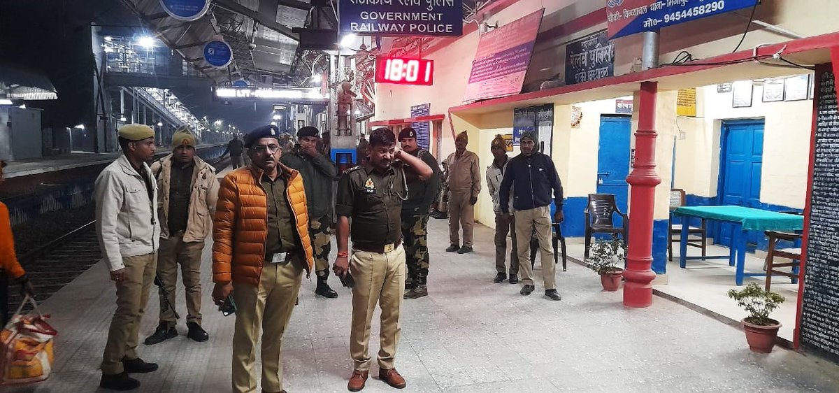 mirzapurpolice's tweet photo. "प्रयागराज महाकुम्भ-2025"को सकुशल सम्पन्न कराने के दृष्टिगत #SSP_Mirzapur #सोमेन_बर्मा के निर्देशन मे #Addl_SP_Op.द्वारा थानाध्यक्ष विन्ध्याचल व जीआरपी के साथ विन्ध्याचल स्टेशन का भ्रमण कर श्रद्धालुओ की सुरक्षा व्यवस्था का जायजा लेते हुए सम्बन्धित को दिया गया आवश्यक दिशा-निर्देश। https://t.co/tWeJbzys5e