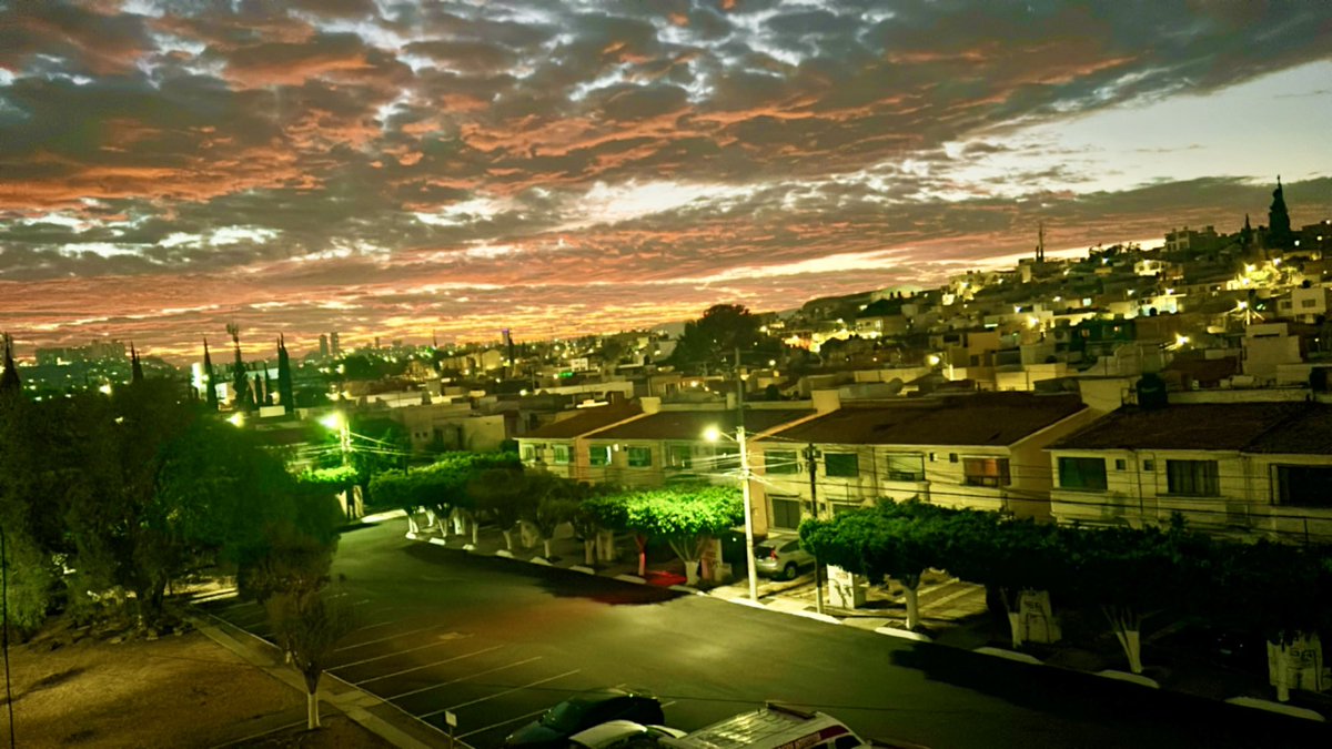 Amanecer de fuego 🔥 🙌🏻👌 esta mañana en Santiago de Querétaro <a href="/expresoqro/">Expreso Querétaro</a> <a href="/Queretaro24_7/">Querétaro 24-7</a> <a href="/El_Universal_Mx/">El Universal</a> <a href="/webcamsdemexico/">Webcams de México</a> <a href="/mendezraq/">RAQUEL MÉNDEZ AVALOS</a>