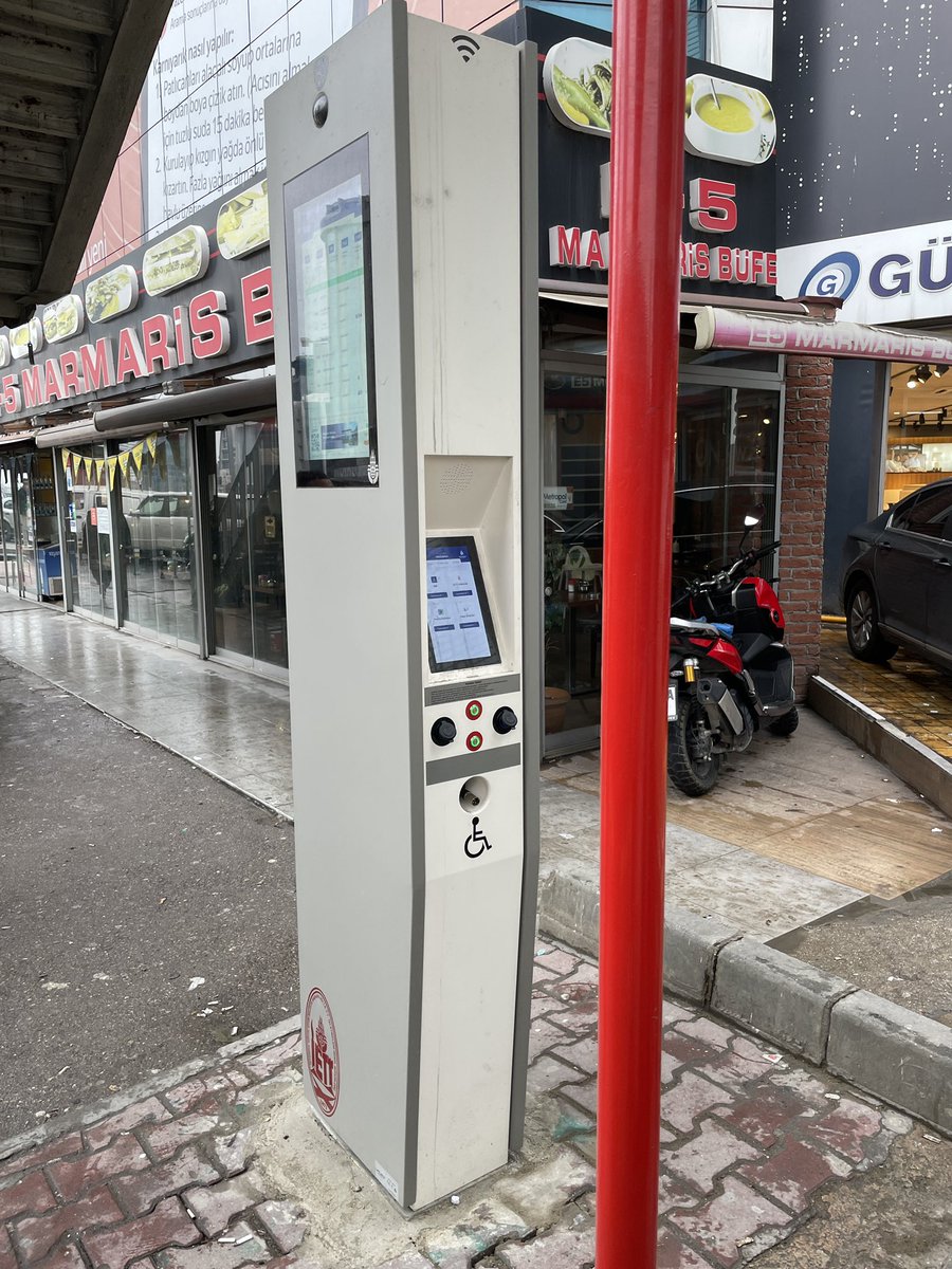 Yenisahra Otobüs Durağı. İstanbul Anadolu Yakası’ndaki önemli toplu taşıma noktalarından biri. Alan tanımsız, bankamatik e yer var kapalı durağa yok. Dalga geçer gibi fiziksel engellilerin çıkamayacağı yere şarj kiosku konulmuş. <a href="/istanbulbld/">İstanbul Büyükşehir Belediyesi</a> <a href="/IBBcozummerkezi/">İBB Çözüm Merkezi</a> <a href="/ietttr/">İETT</a>