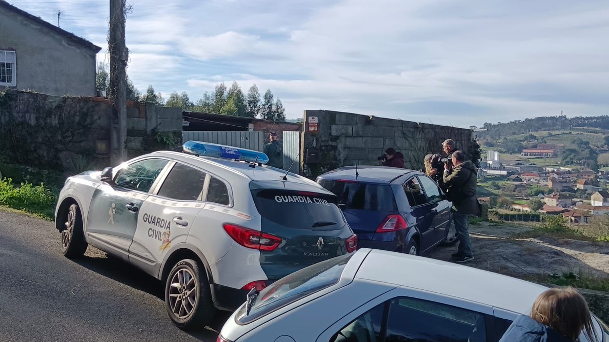 Antena3Galicia's tweet image. 👮‍♀️ Continúa la búsqueda de los 3 encapuchados que esta mañana asaltaban armados a un matrimonio en su casa en #Meis, #Pontevedra.

🏠 La Guardia Civil ha recogido pruebas en la vivienda a lo largo de la mañana. 

▶️ Les apuntaron con una pistola, les golpearon brutalmente y