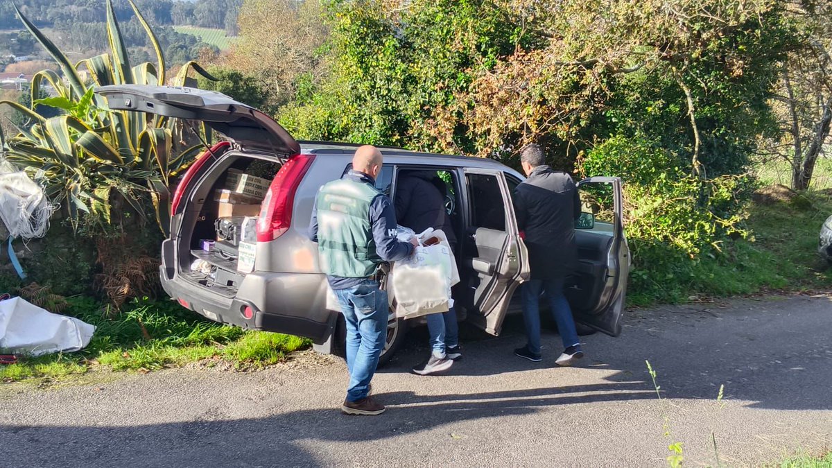 Antena3Galicia's tweet image. 👮‍♀️ Continúa la búsqueda de los 3 encapuchados que esta mañana asaltaban armados a un matrimonio en su casa en #Meis, #Pontevedra.

🏠 La Guardia Civil ha recogido pruebas en la vivienda a lo largo de la mañana. 

▶️ Les apuntaron con una pistola, les golpearon brutalmente y