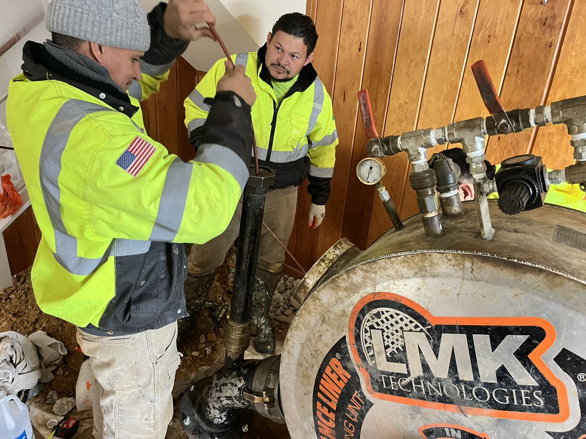 FreedomPlumbers's tweet photo. Got a leak? We’ll take a Peak ! House sewer with a hole on the bottom rehabilitation by #Trenchless #CIPP #Lining #TheFreedomWay https://t.co/qQT1PjfWJm