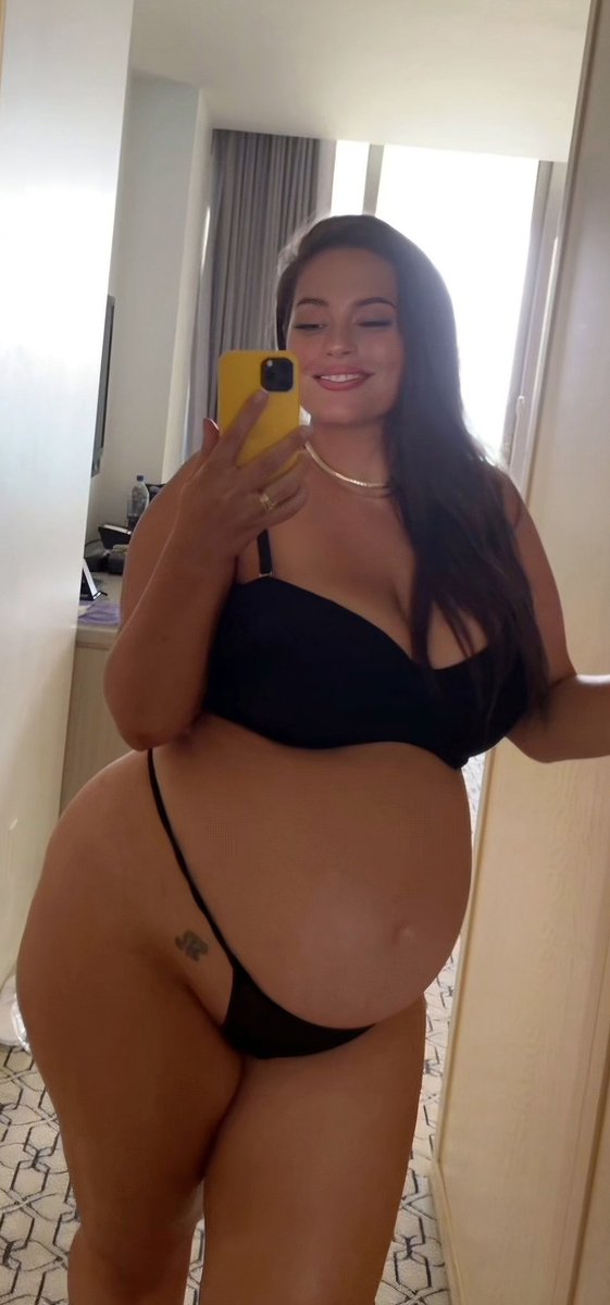 Pregnant_Womann's tweet photo. Ashley Graham, GOAT of Pregnant Celebs 🤰
https://t.co/glJHdBdYu2
#pregnant #hamile https://t.co/jcF8Kb7BHL