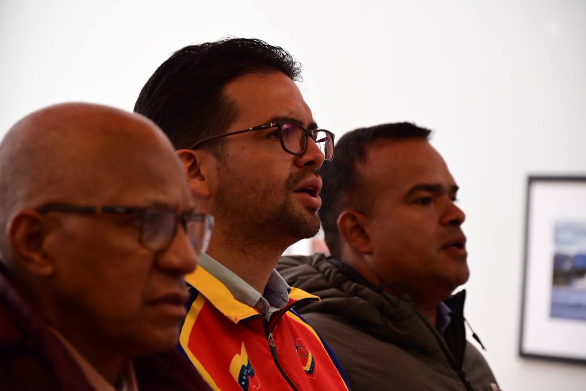 Emb. en Bolivia tweet media