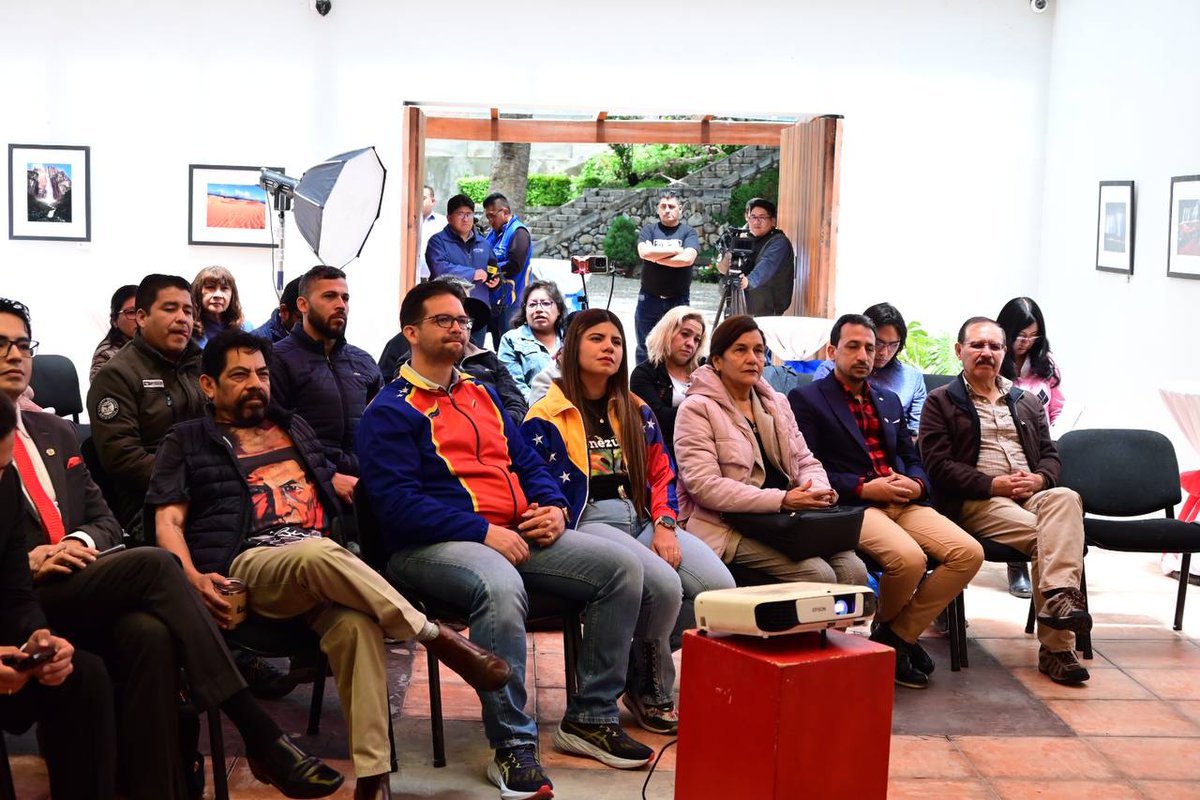 Emb. en Bolivia tweet media