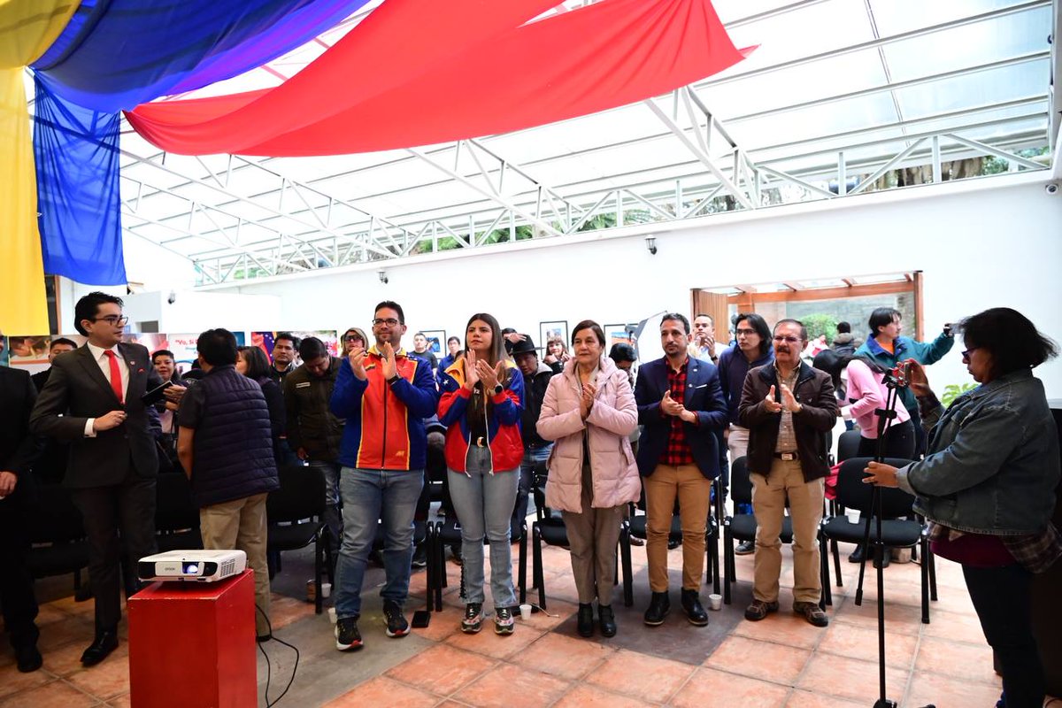 Emb. en Bolivia tweet media