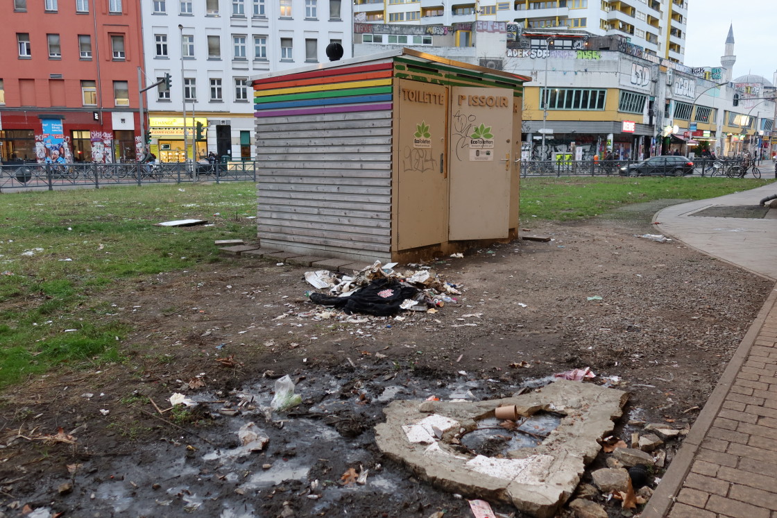 LuisenstadtF's tweet photo. Die folgenden Fotos sollten sich nur diejenigen ansehen, die einiges verkraften können. Davon ausgenommen sind politisch Verantwortliche wie @clara_herrmann und das @BA_Xhain u.ä. 

Es geht um das berühmt berüchtigte #Klo am U-#Bahnhof #KottbusserTor in #Kreuzberg. https://t.co/FYiaJOqX37