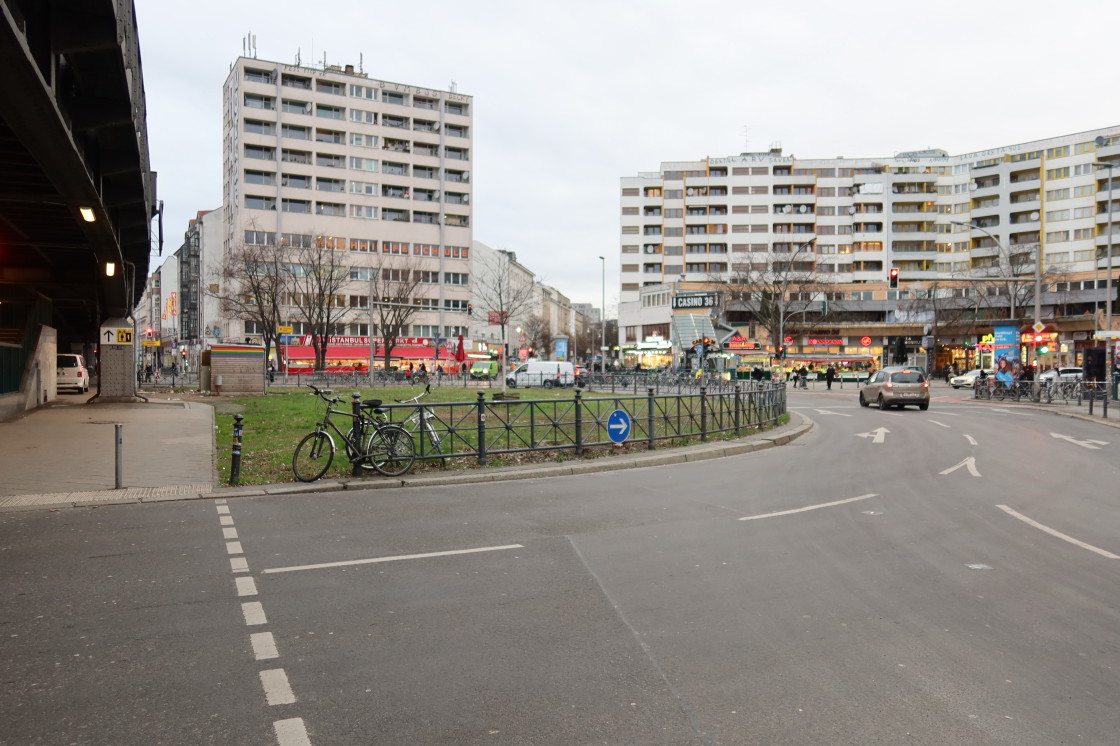 LuisenstadtF's tweet photo. Die folgenden Fotos sollten sich nur diejenigen ansehen, die einiges verkraften können. Davon ausgenommen sind politisch Verantwortliche wie @clara_herrmann und das @BA_Xhain u.ä. 

Es geht um das berühmt berüchtigte #Klo am U-#Bahnhof #KottbusserTor in #Kreuzberg. https://t.co/FYiaJOqX37