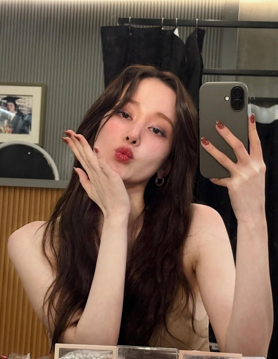 Joncseo's tweet image. taking a pic before wiping off my makeup and going to bed early. anyway, sleep tight luv!