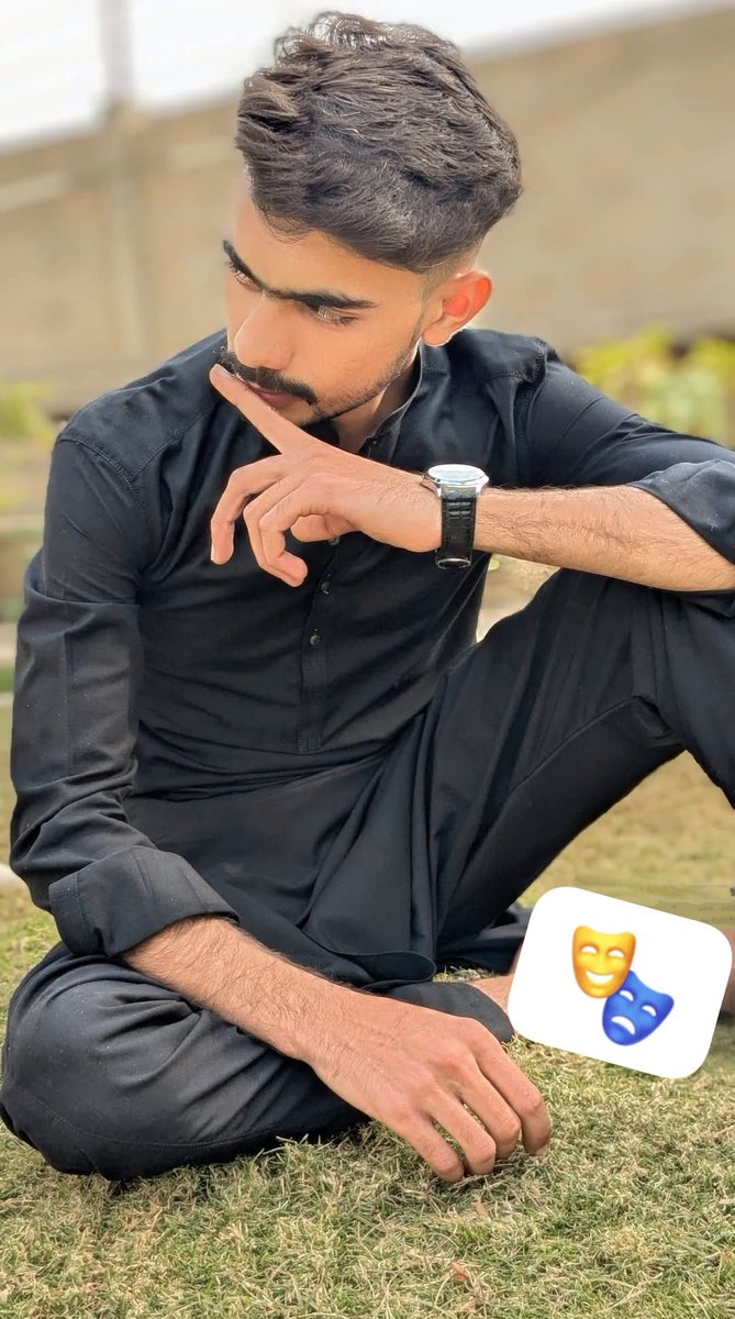 مجھے صرف لوگوں کی اداکاری دیکھنے کا مزہ آتا ہے...!!!
 "اصلیت اور اوقات میں ایک ایک کی جانتا ہوں🖤
🎭